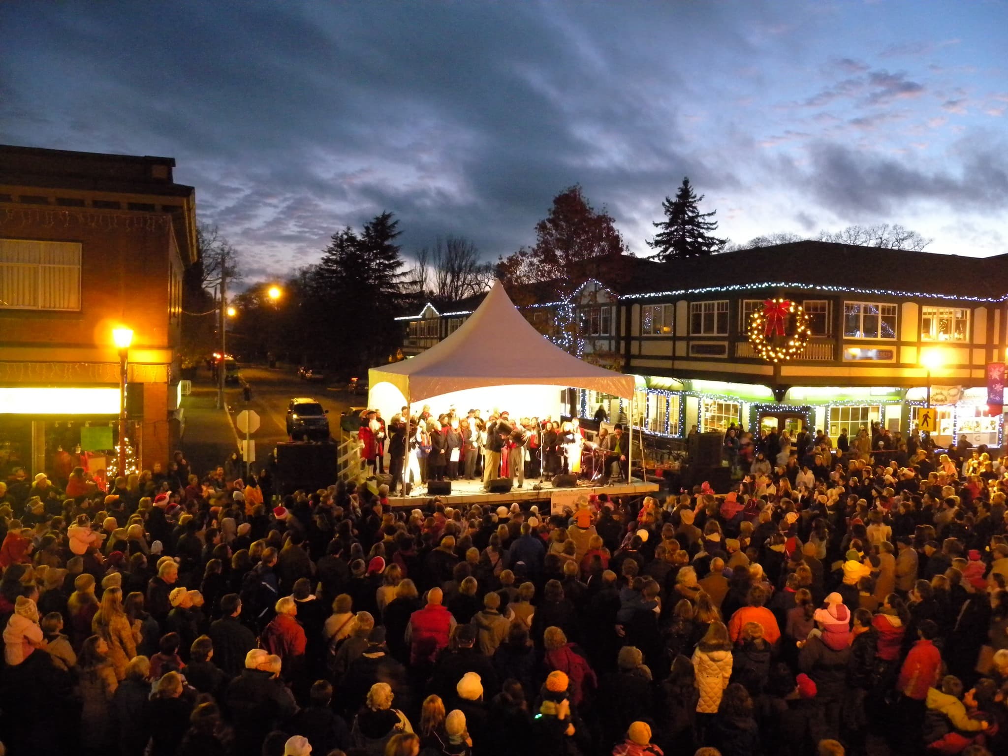 Oak Bay Light Up at Oak Bay ave