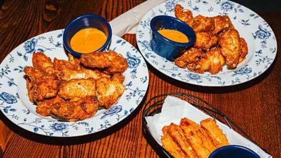 Let's Wing It! at Unicorn Pub
304 Steven Avenue Mall